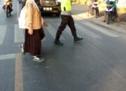 Bhabinkamtibmas Kerumut Gelar Strong Point Pagi di Depan SLTPN 1 Pringgabaya, Pastikan Keselamatan Pelajar