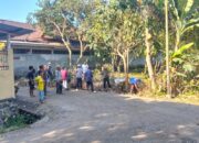 Gotong Royong Babinsa Bantu Warga Perluas Ruas Jalan