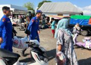 SAT POLAIRUD POLRES DOMPU HADIR DI PESISIR DAN PELABUHAN, IMBAU ORANG TUA AWASI ANAK SAAT BERMAIN DI PANTAI