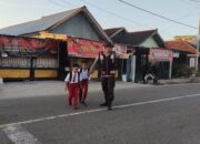 Bantu Anak Sekolah Menyeberang, Polsek Buer Gelar Pengaturan Lalu Lintas Pagi di Jalan Lintas Sumbawa-Tano