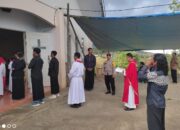 Pastikan Umat Kristiani Beribadah Dengan Nyaman, Bhabinkamtibmas Polsek Donggo Laksanakan Pengamanan di Gereja Santo Paulus