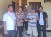 Tokoh Pemuda Desa Rompo Serahkan Senjata Laras Panjang Secara Sukarela ke Polsek Langgudu