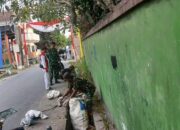 Gotong Royong Babinsa dan Warga Cegah Genangan Hujan