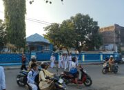 Personel BKO Polda NTB Laksanakan Gatur Pagi, Bantu Pelajar Menyeberang dengan Aman