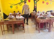 Bhabinkamtibmas Polsek Donggo Monitoring Penyaluran MBG Bagi Ribuan Pelajar dan Kelompok B3