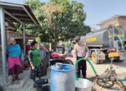 Bantu Warga Terdampak Kekeringan, Sat Samapta Polres Sumbawa Bersama BPBD Salurkan Air Bersih di Desa Penyaring
