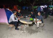 Bhabinkamtibmas Jambu Monitoring Kemah Akbar di Pantai Wadu Jao, Sampaikan Imbauan Keamanan kepada Pengunjung