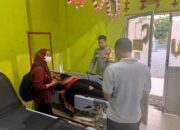 Anggota Polsek Brang Rea Bantu Kecelakaan Lalu Lintas Tunggal