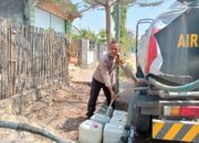 Bhabinkamtibmas Desa Lepadi Salurkan Air Bersih untuk Warga di Tengah Musim Kekeringan