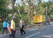 Bhabinkamtibmas Kelurahan Geres Amankan Penebangan Pohon, Antisipasi Gangguan Pengguna Jalan
