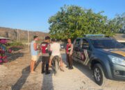 Polsek Kawasan Mandalika Gelar Patroli Sore di Pantai Serenting