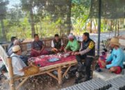 Bhabinkamtibmas Desa Denggen Timur Sambangi Warga, Sampaikan Imbauan Kamtibmas dan Dukung Ketahanan Pangan