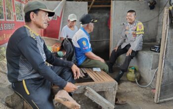 Sambangi Warga Bagik Papan, Bhabinkamtibmas Ajak Masyarakat Aktif Jaga Kamtibmas dan Tingkatkan Ronda Malam