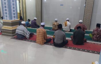 Pererat Silaturahmi dan Tingkatkan Sinergitas, Polsek Sakra Barat Gelar Subuh Keliling dan Shalat Subuh Berjamaah Bersama Masyarakat