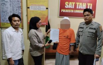 ‎Polresta Loteng Resmi Tahan Mantan Pimpinan Ponpes Abul Barokat. ‎