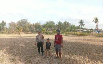 Bhabinkamtibmas Desa Santong Sambangi Warga, Ajak Jaga Kamtibmas Jelang Pilkades Serentak