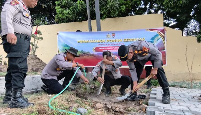 *Green Policing, Polresta Loteng Laksanakan Penanaman Pohon Bersama Masyarakat*