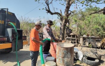Respon Cepat Krisis Air Bersih, Sat Samapta Polres Sumbawa Bersama BPBD Salurkan Bantuan di Moyo Utara dan Uma Sima