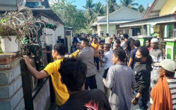 Anggota Piket Polsek Jereweh Bersama Damkarmat Padamkan Api di Rumah Warga