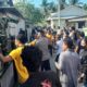 Anggota Piket Polsek Jereweh Bersama Damkarmat Padamkan Api di Rumah Warga
