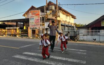 Pastikan Keselamatan Anak Sekolah, Polsek Rhee Laksanakan Pengaturan Lalu Lintas Strong Point di SDN Rhee Beru