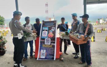 Propam Polres Lombok Timur Sosialisasikan Yanduan QR Code di Pelabuhan Kayangan