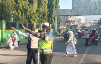 Rawan Pagi, Unit Lantas Polsek Rasanae Barat Berikan Pelayanan kepada Pengguna Jalan