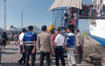 Polsek Kawasan Pelabuhan Laut Bima Amankan Embarkasi dan Debarkasi Penumpang KM AWU
