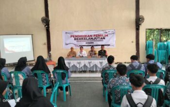 Bhabinkamtibmas Desa Seloto Mendampingi Sosialisasi KPU Sumbawa Barat