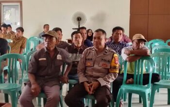 Dukung Kelancaran Pilkades, Bhabinkamtibmas Desa Kokarlian Hadiri Sosialisasi dan Simulasi E-Voting
