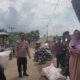Monitoring Pembagian Pupuk, Bhabinkamtibmas Polsek Donggo Sampaikan Himbauan Kamtibmas