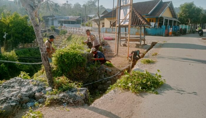 Pererat Silaturahmi dan Jaga Kebersihan Lingkungan, Bhabinkamtibmas Desa Mataiyang Gelar Gotong Royong Jumat Bersih