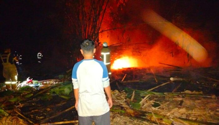 Babinsa Sesela Bersama Warga Cegah Api Meluas