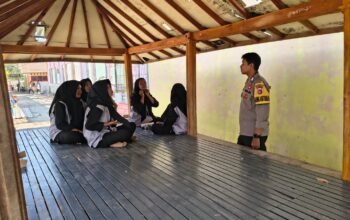 Cegah Bullying dan Kenakalan Remaja, Bhabinkamtibmas Desa Banjar Sambangi SMKN 1 Taliwang