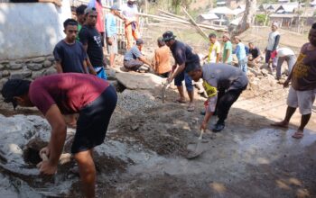 Wujudkan Kepedulian Sosial, Bhabinkamtibmas Polres Bima Kota Bersama Warga Gotong Royong Perbaiki Posyandu