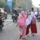 Polisi Peduli Pendidikan, Kapolres Sumbawa Turun Jalan Pengawalan Penyeberangan Siswa SDN 2 Labuhan Sumbawa
