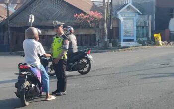 Sat Lantas Polres Dompu Gelar Strong Point Pagi, Wujudkan Kamseltibcarlantas yang Aman dan Lancar