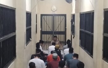Bina Kerohanian Warga Binaan, Kasat Tahti Polres Sumbawa Pimpin Sholat Magrib Berjamaah di Rutan