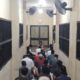 Bina Kerohanian Warga Binaan, Kasat Tahti Polres Sumbawa Pimpin Sholat Magrib Berjamaah di Rutan