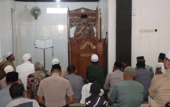 Jum’at Keliling di Masjid Salahuddin, Kapolres Bima Kota Ajak Masyarakat Perangi Narkoba dan Jaga Kamtibmas