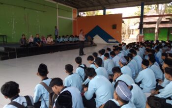 Implementasi “Polisi Peduli Pendidikan”, Kapolsek Sumbawa Berikan Pembinaan Disiplin dan Tertib Berlalu Lintas di SMKN 2 Sumbawa