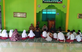 Cegah Kenakalan Remaja dan Perundungan Sejak Dini, Kapolsek Batulanteh Gelar Sosialisasi Edukatif Bersama Siswa SDN Batudulang