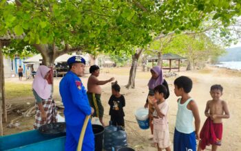 KAPAL POLISI XXI-2007 DITPOLAIRUD POLDA NTB SALURKAN 1,7 TON AIR BERSIH UNTUK MASYARAKAT PESISIR SEKOTONG