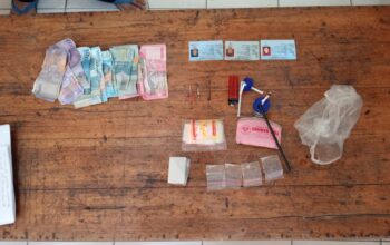 Grebek Rumah Pengedar Narkoba, Polsek Moyo Hilir Amankan Dua Terduga Pelaku Beserta Poketan Sabu