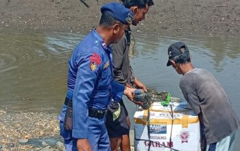 SAT POLAIRUD POLRES DOMPU HADIR DI TENGAH MASYARAKAT PESISIR, LAKSANAKAN PATROLI DIALOGIS DAN POLISI PENOLONG