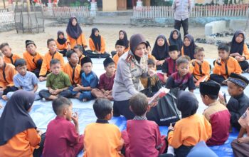 Implementasi “Polisi Peduli Pendidikan”, Kapolres Sumbawa Sapa dan Salurkan Bantuan Peralatan Sekolah untuk Siswa SDN Omo