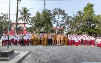 Dukung Program Polisi Peduli Pendidikan, Kapolsek Praya Tengah Jadi Pembina Upacara di SD Negeri Gerantung