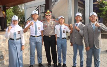 Upacara Berbeda di SMAN 4 Praya, Kapolresta Loteng Beri Semangat dan Edukasi Pelajar