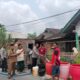 Polri Bersama BPBD Salurkan Air Bersih untuk Warga Terdampak Kekeringan di Gerantung